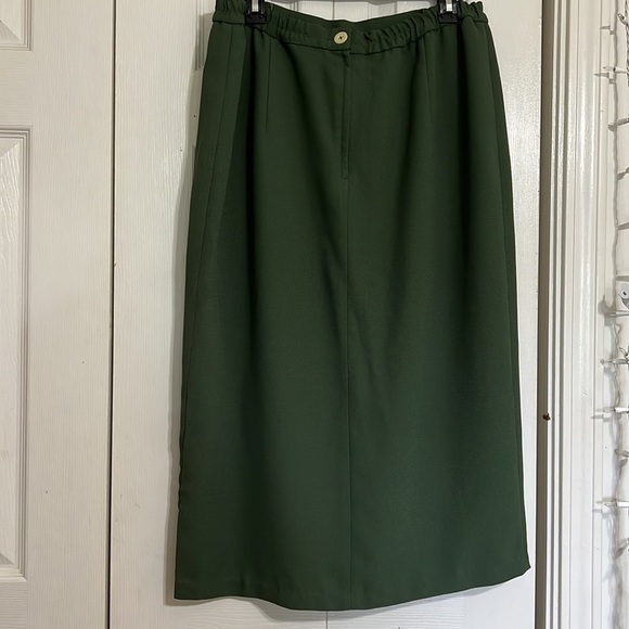 Women’s Lined Emerald Green Skirt - Picture 6 of 7